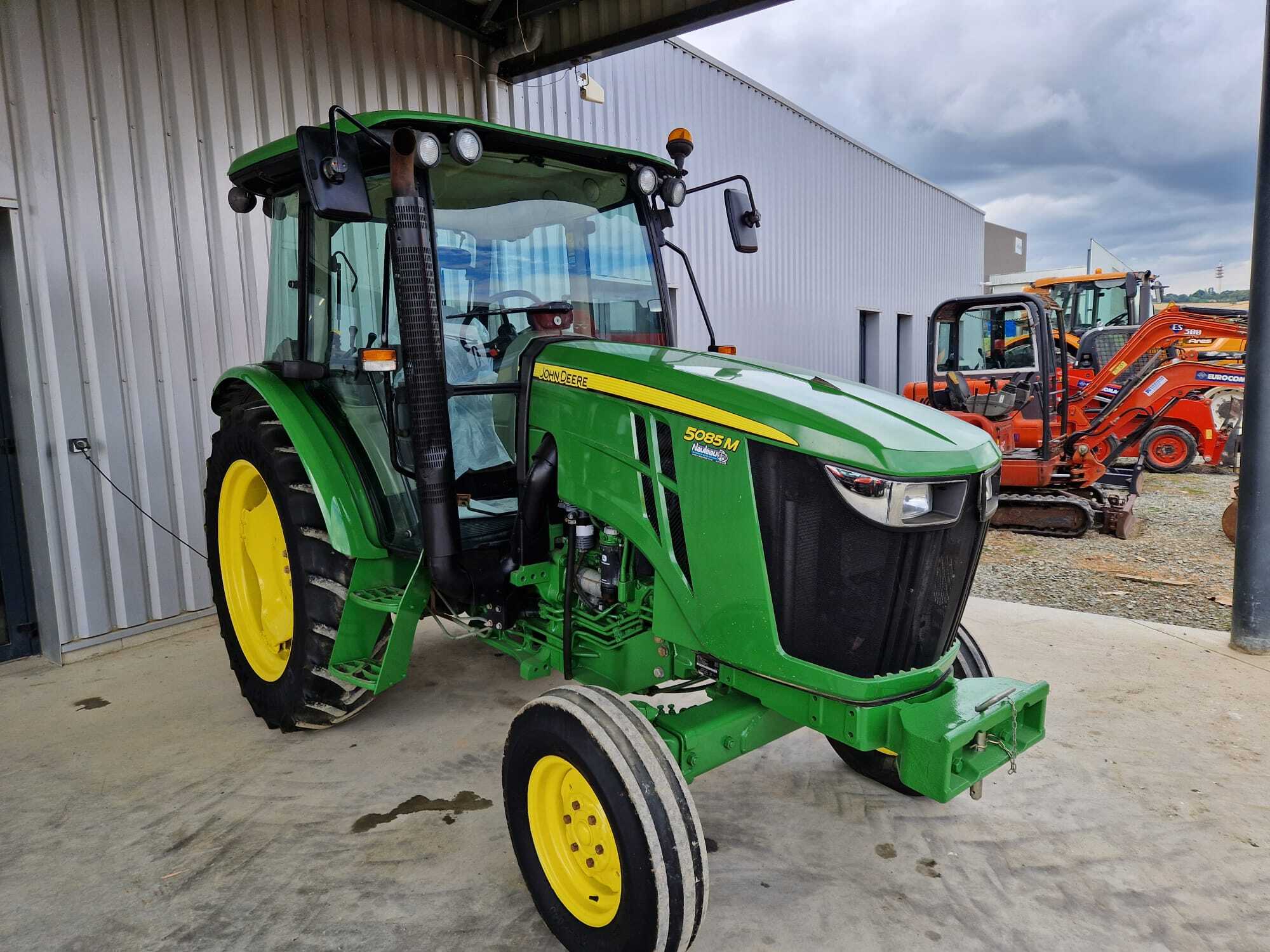 JOHN DEERE 5085M