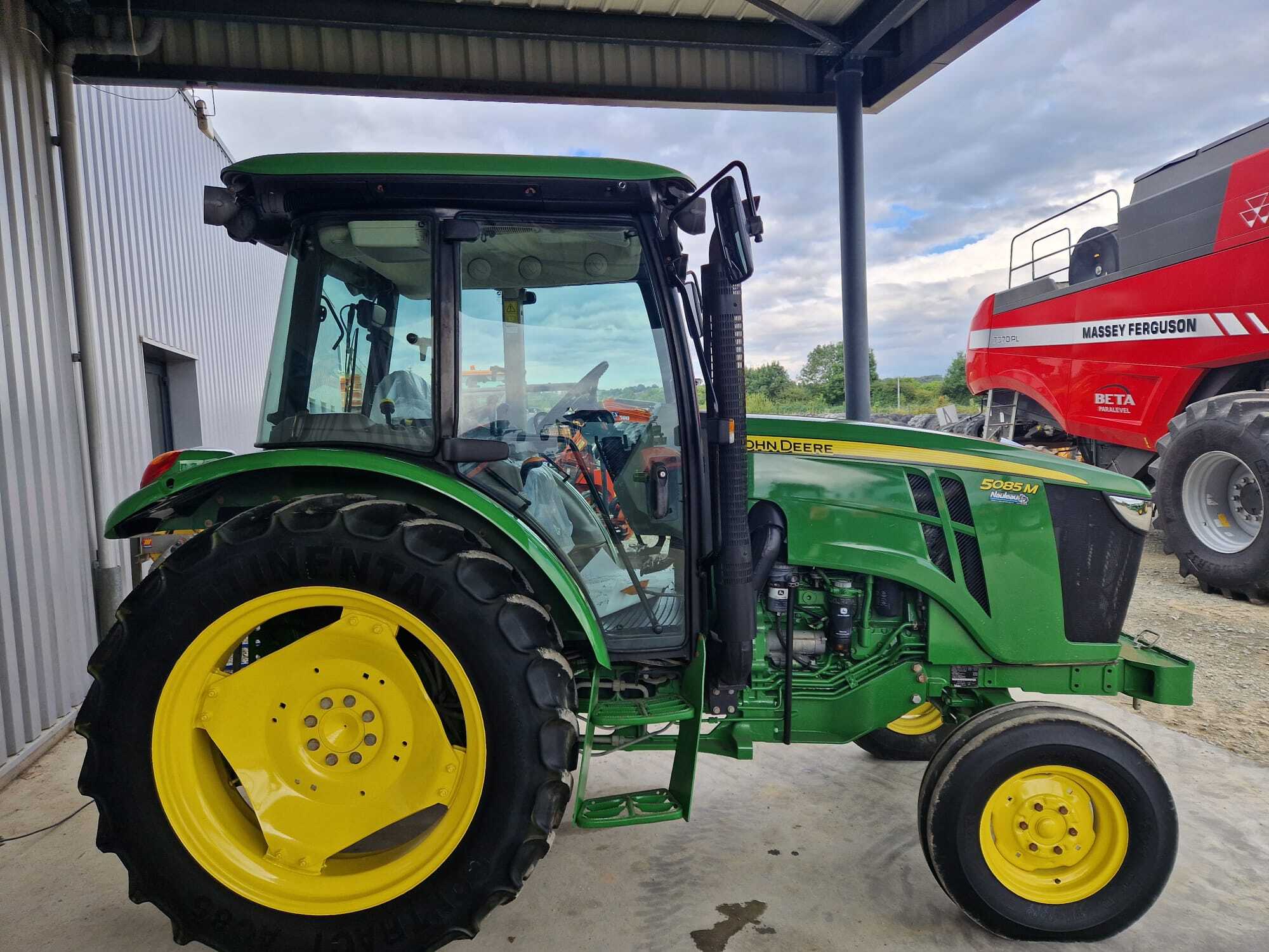 JOHN DEERE 5085M