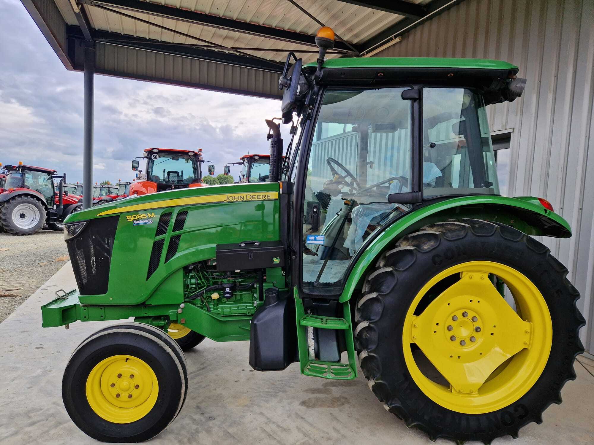 JOHN DEERE 5085M