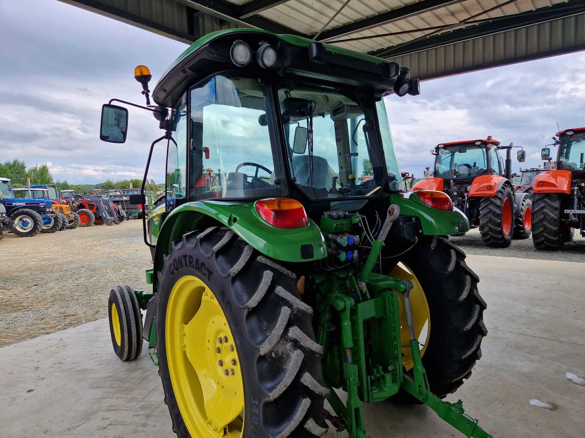 JOHN DEERE 5085M