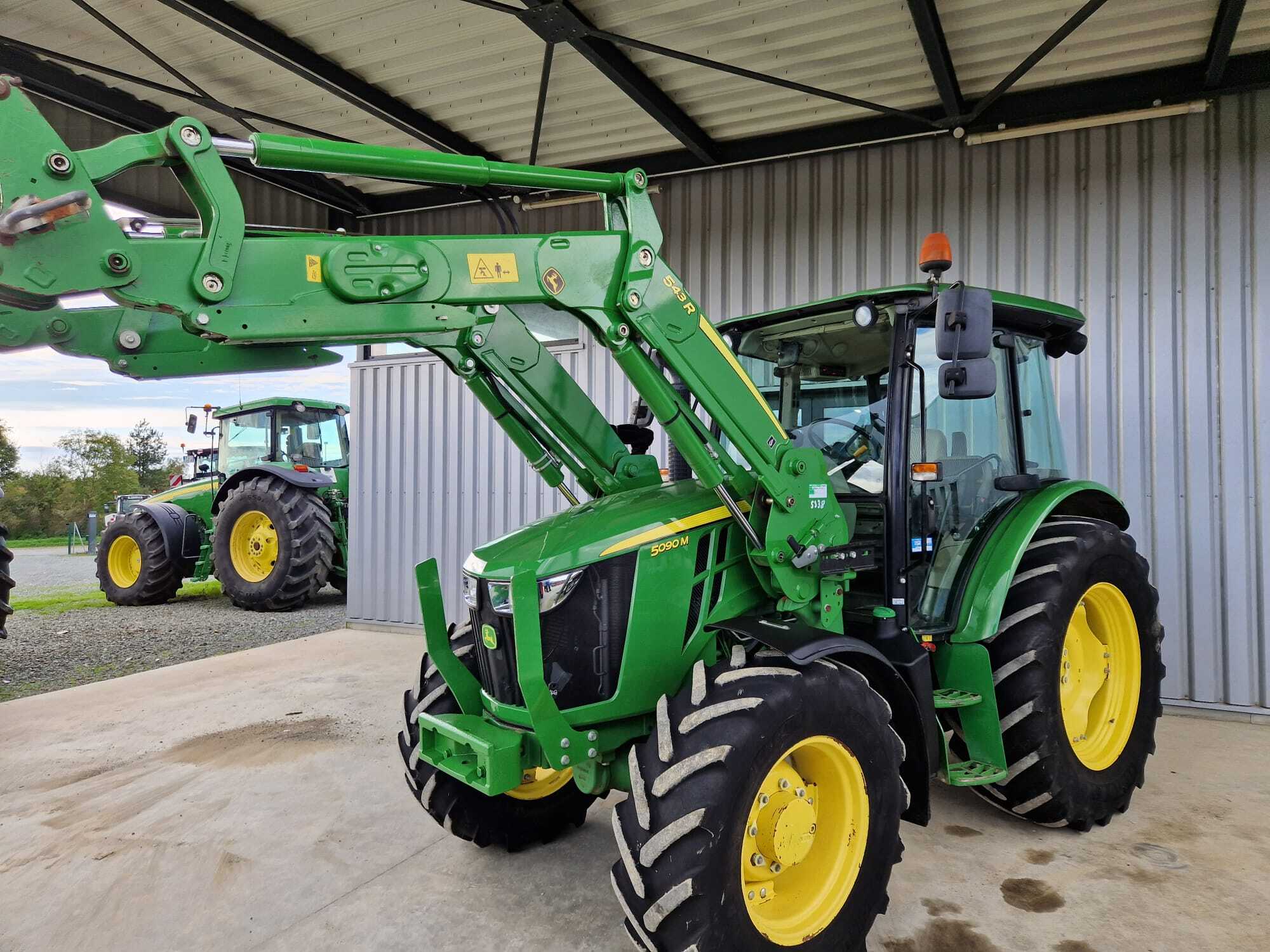 JOHN DEERE 5090M