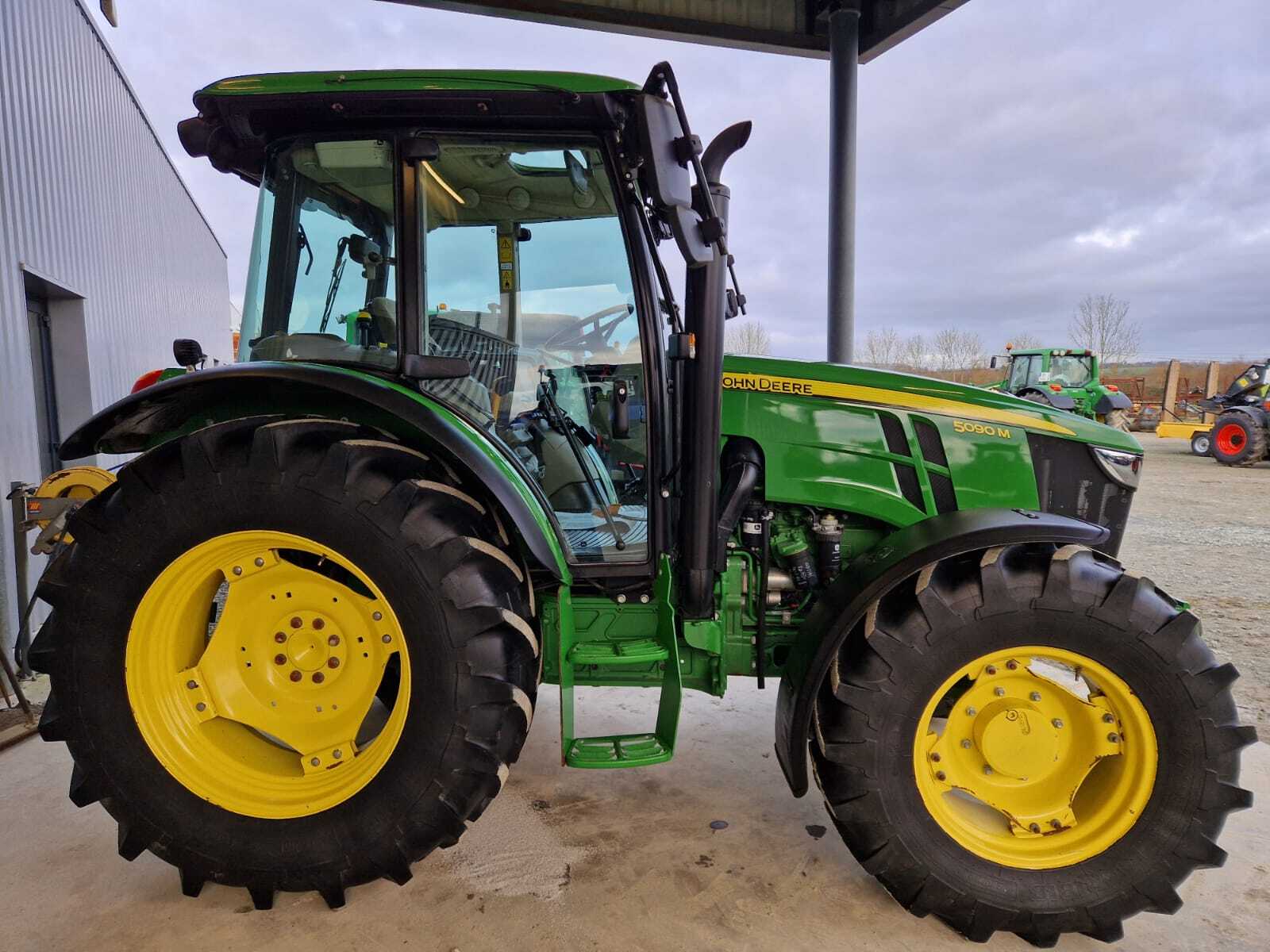 JOHN DEERE 5090M