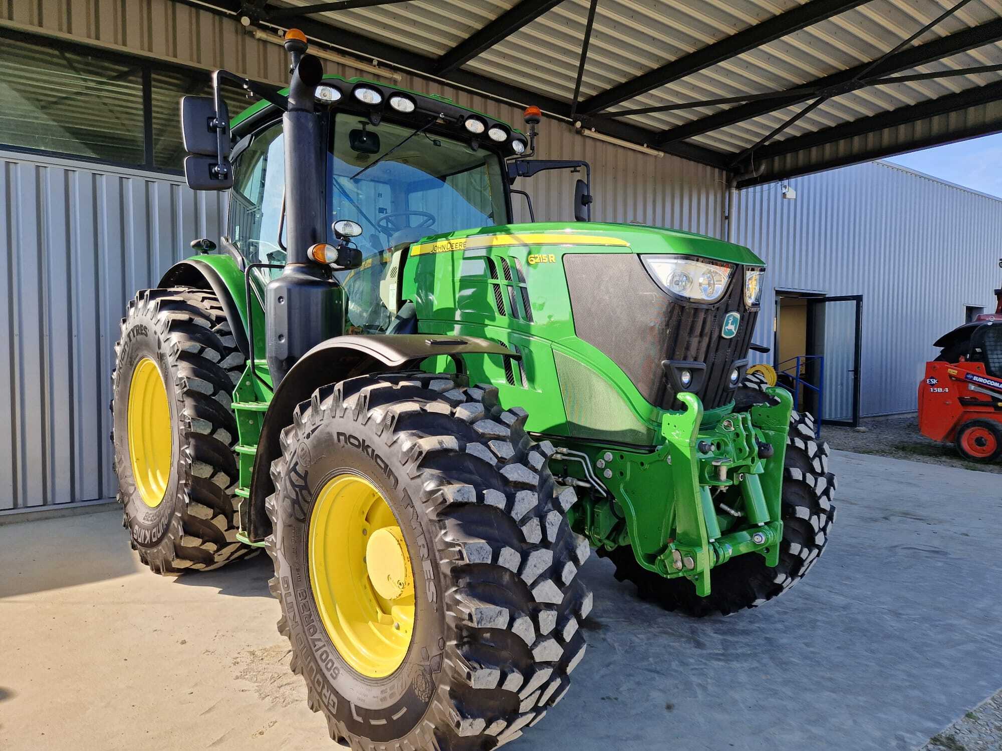 JOHN DEERE 6215R