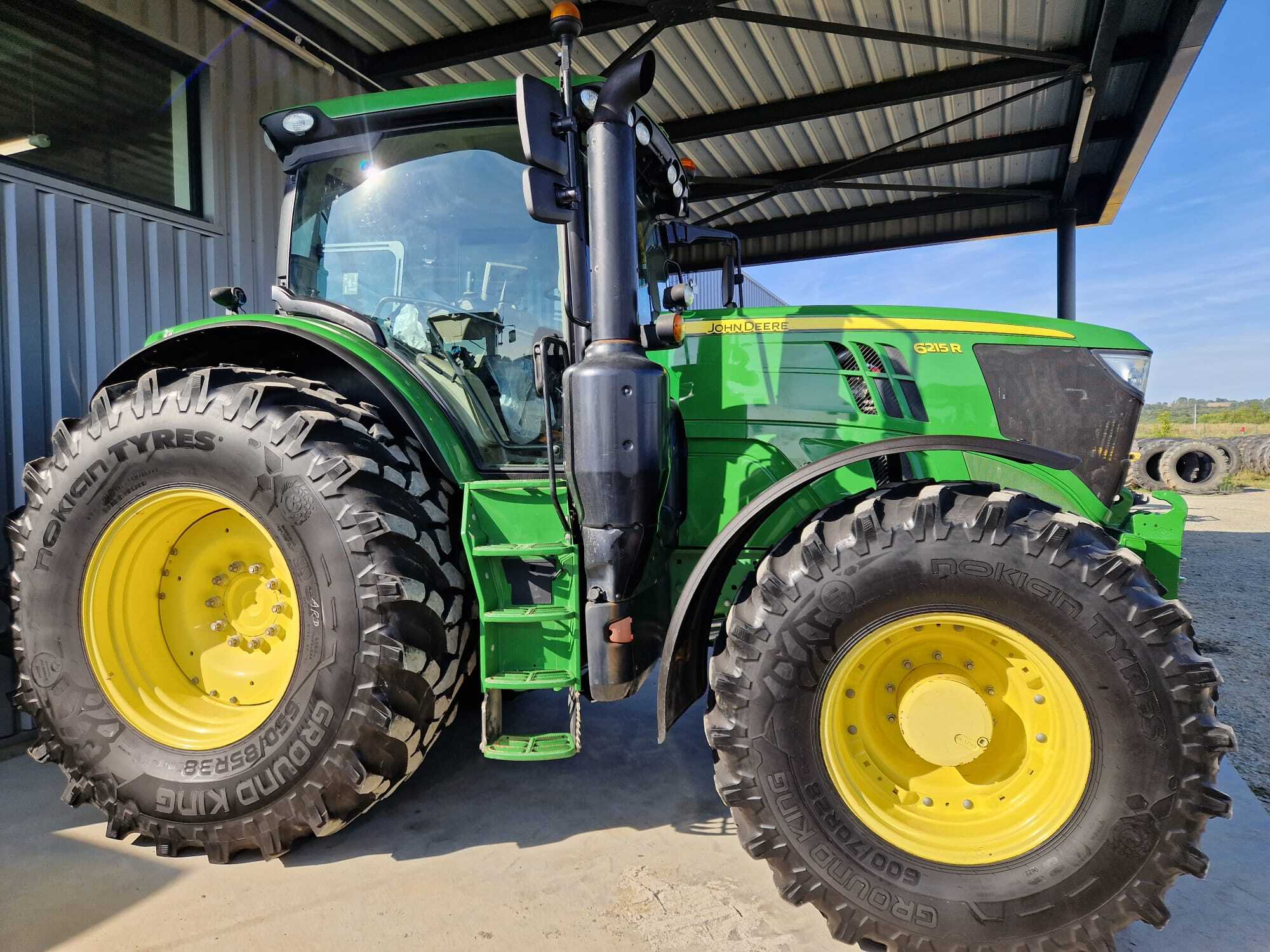 JOHN DEERE 6215R