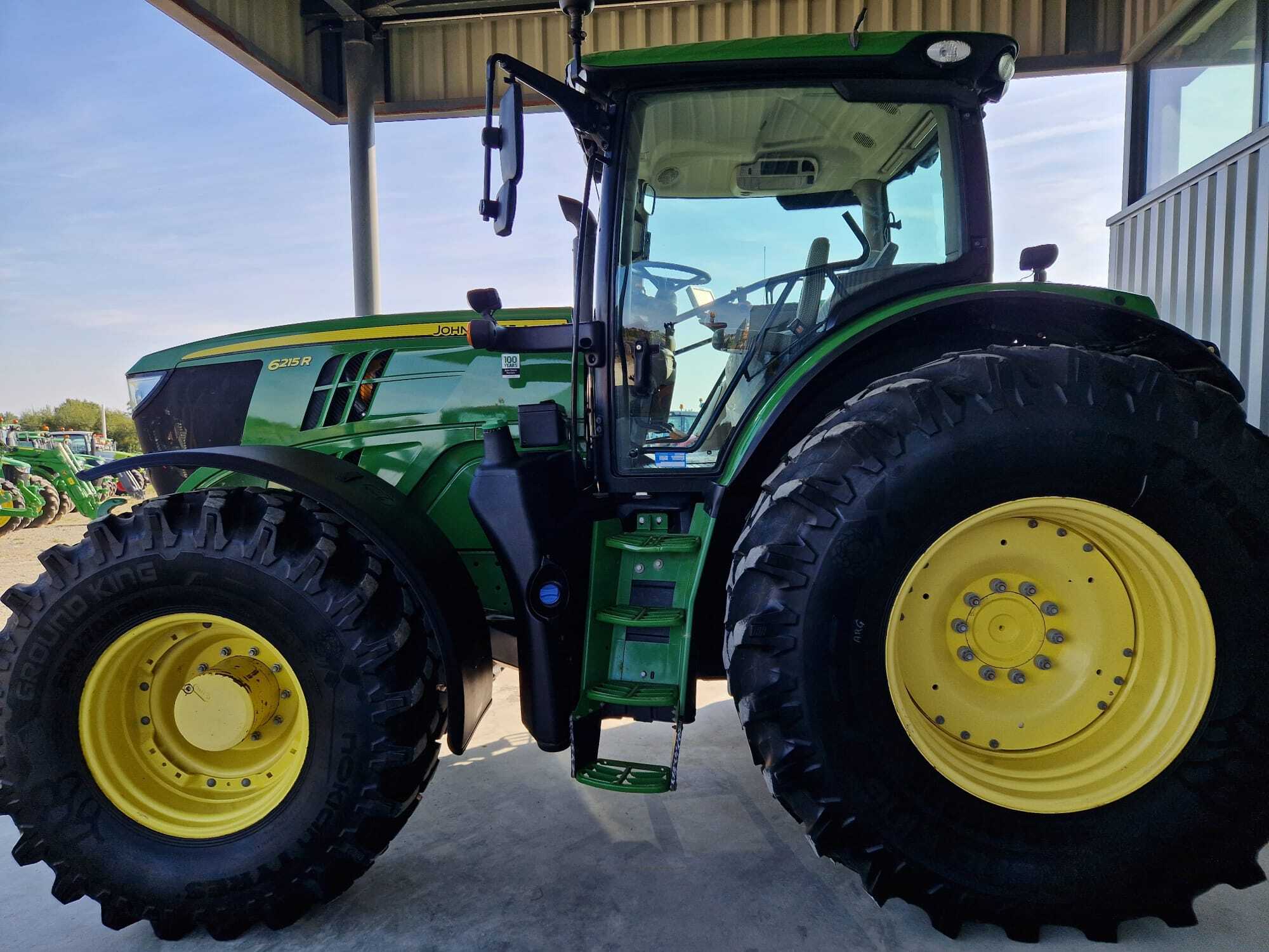 JOHN DEERE 6215R