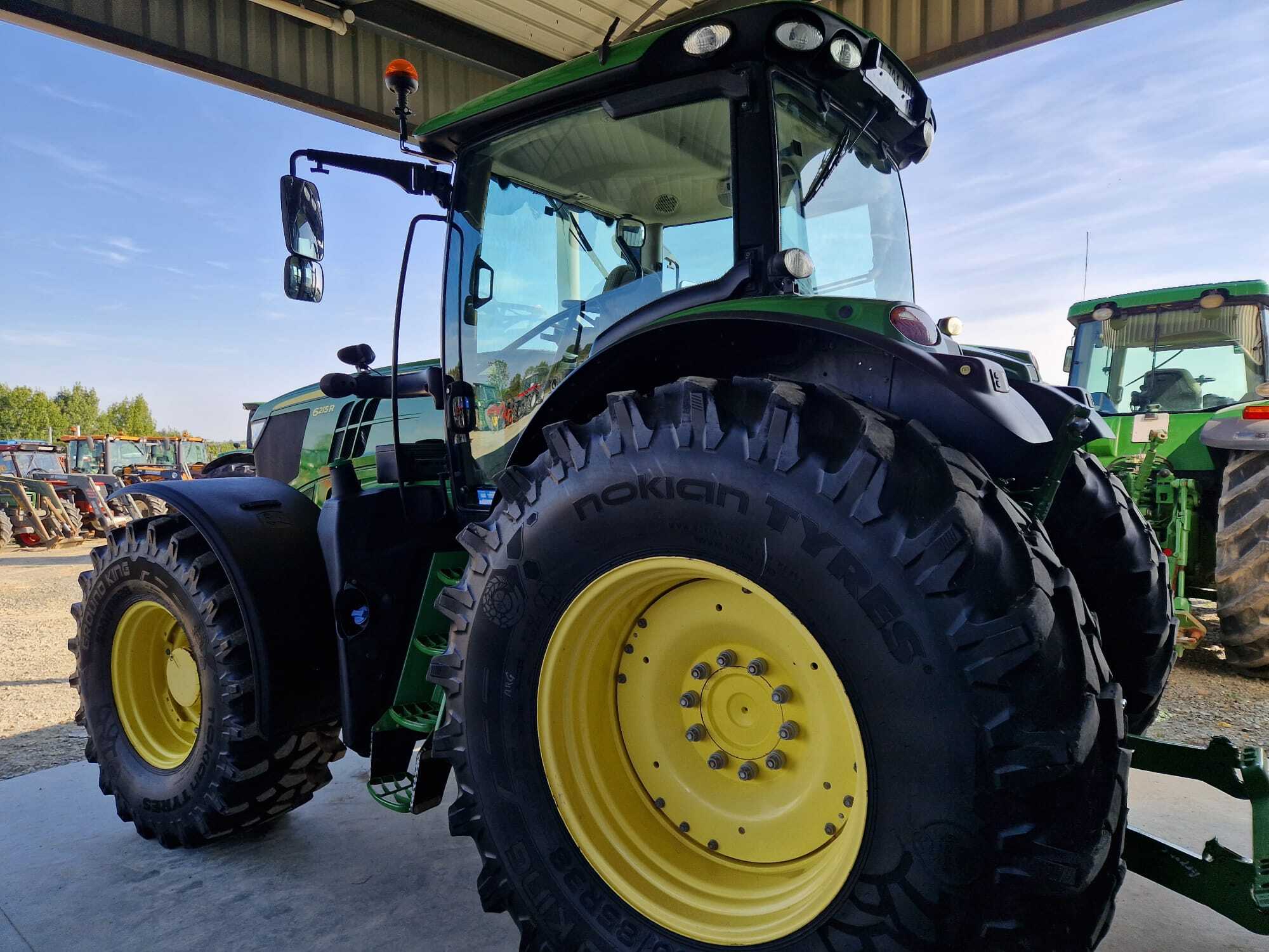 JOHN DEERE 6215R