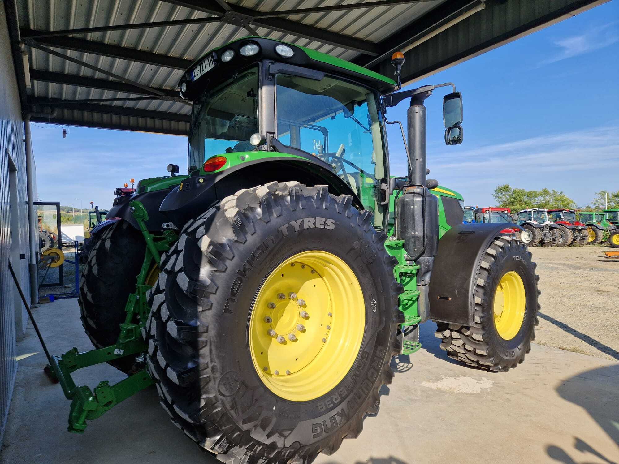 JOHN DEERE 6215R