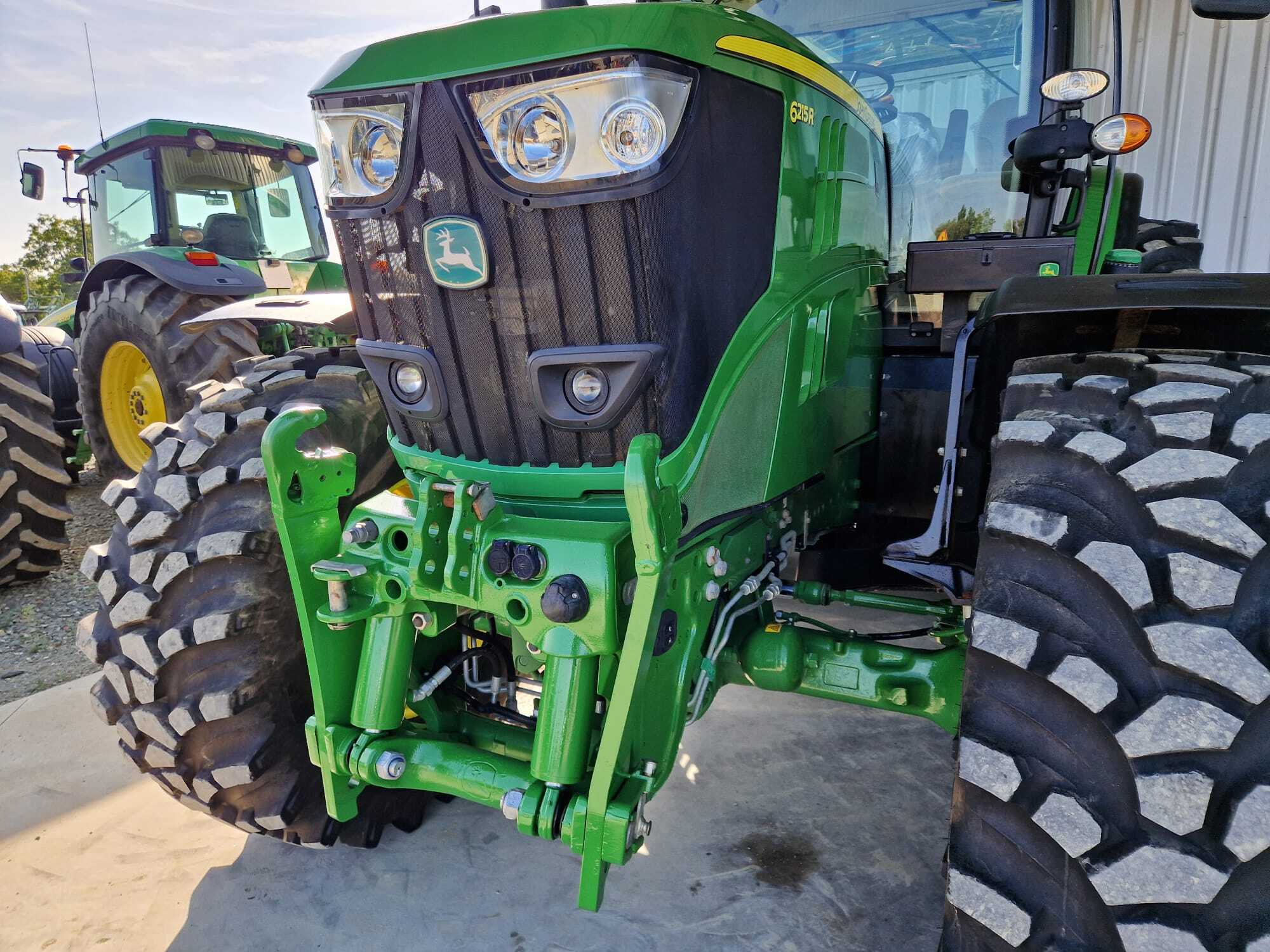 JOHN DEERE 6215R