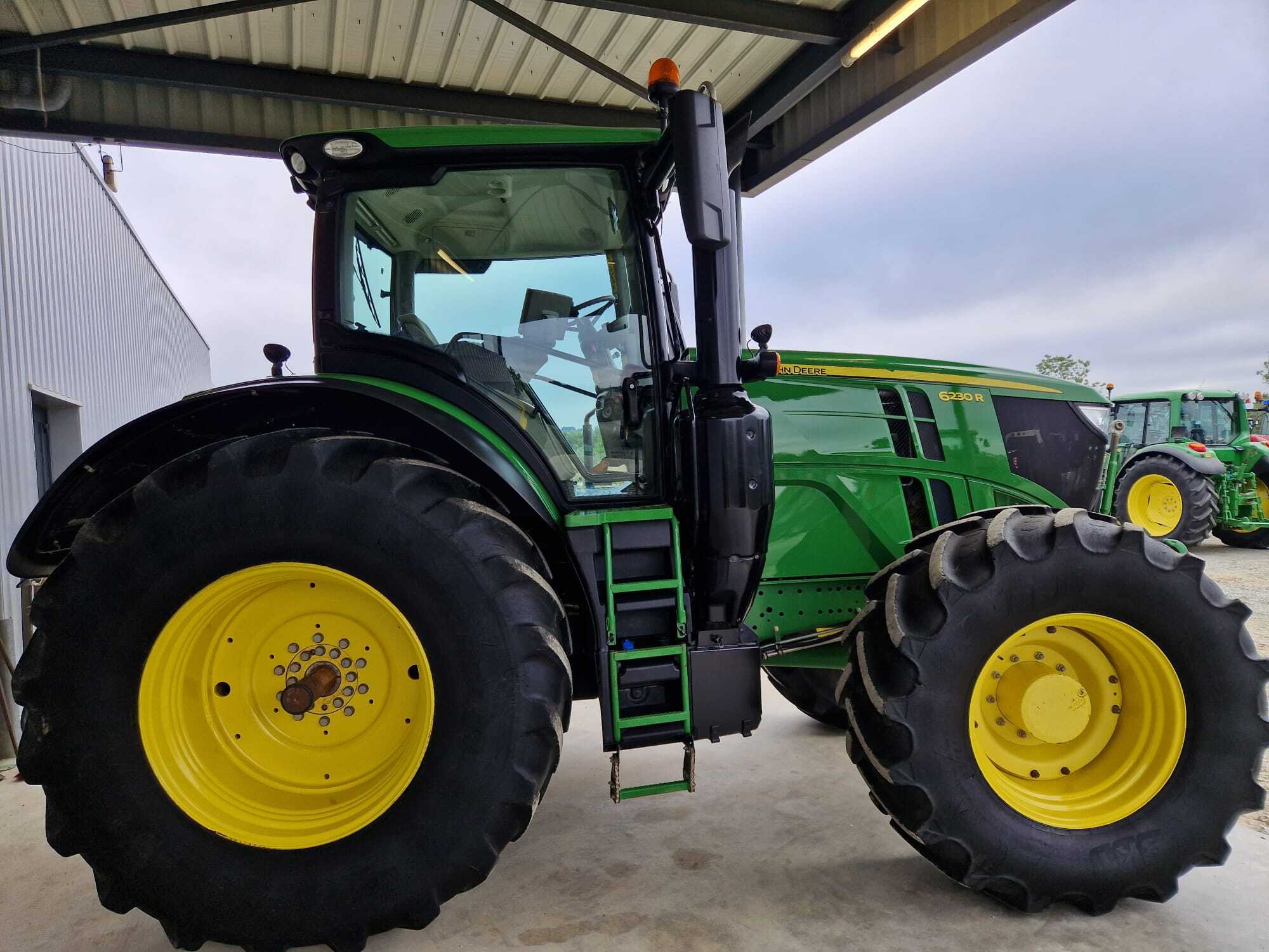 JOHN DEERE 6230R