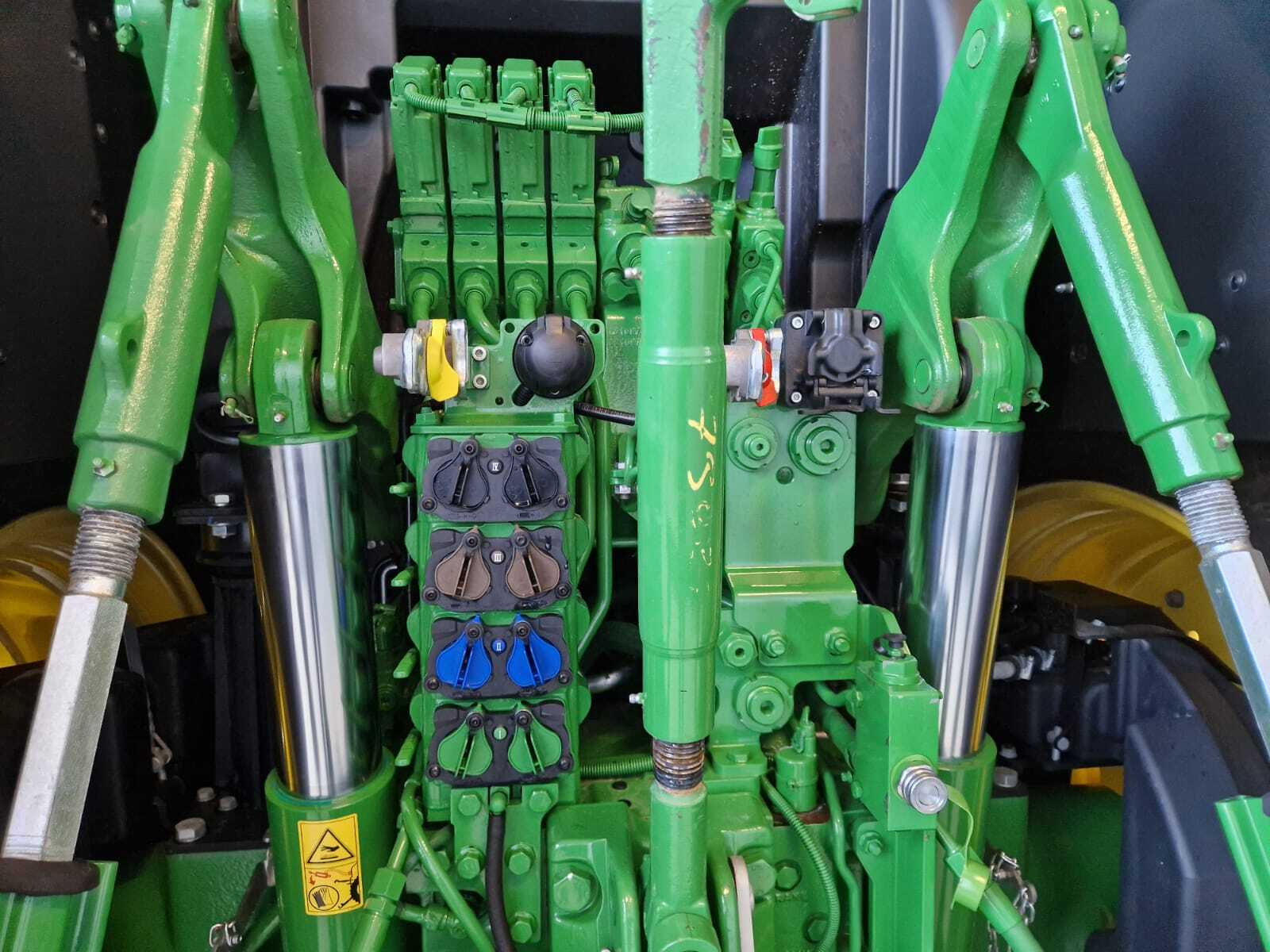 JOHN DEERE 6R230