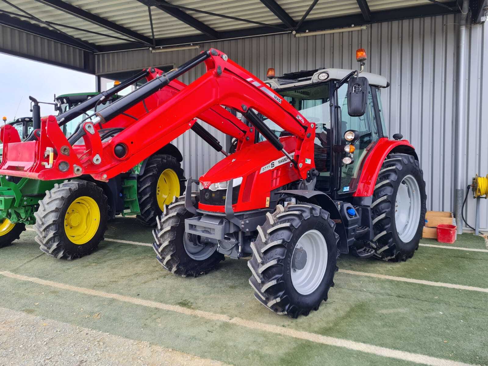 MASSEY FERGUSON 5711S DYNA 4