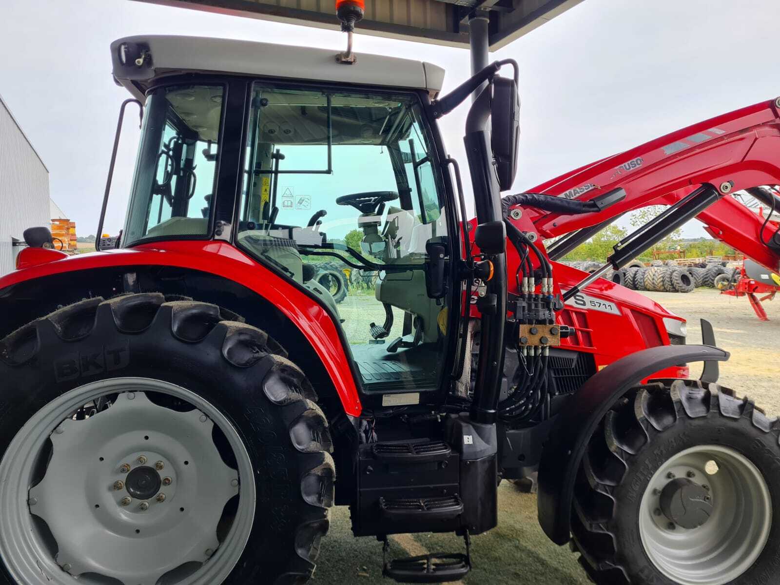 MASSEY FERGUSON 5711S DYNA 4