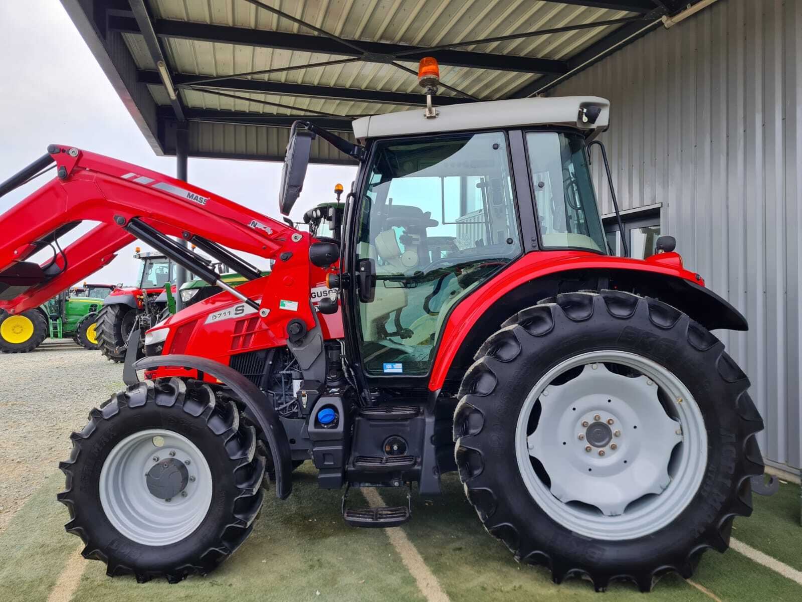 MASSEY FERGUSON 5711S DYNA 4