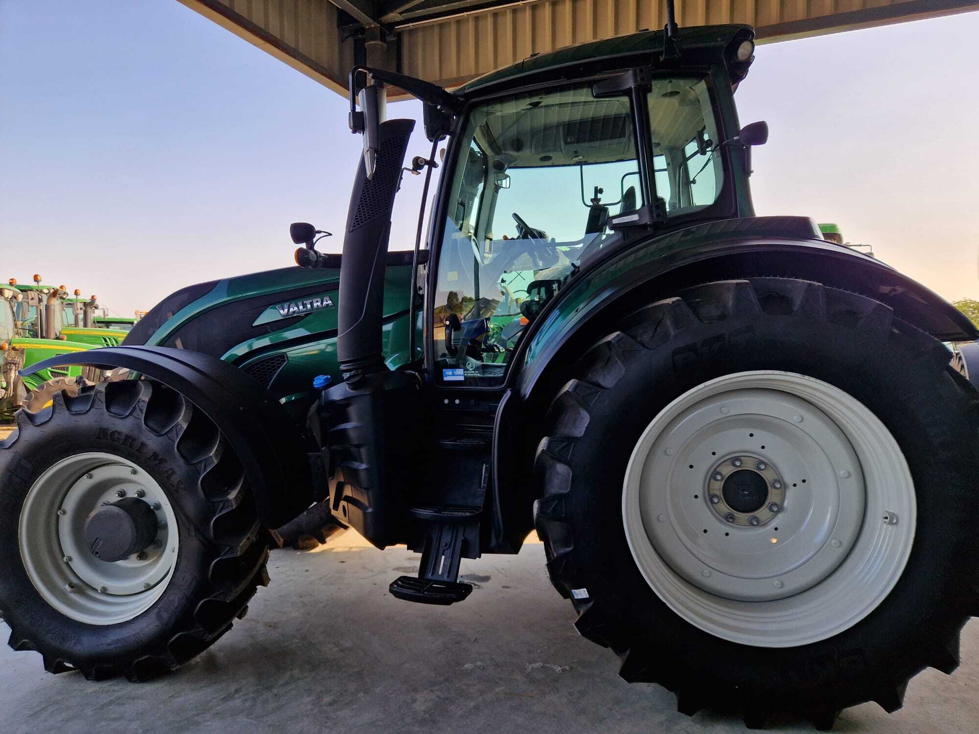 VALTRA T214 VERSU