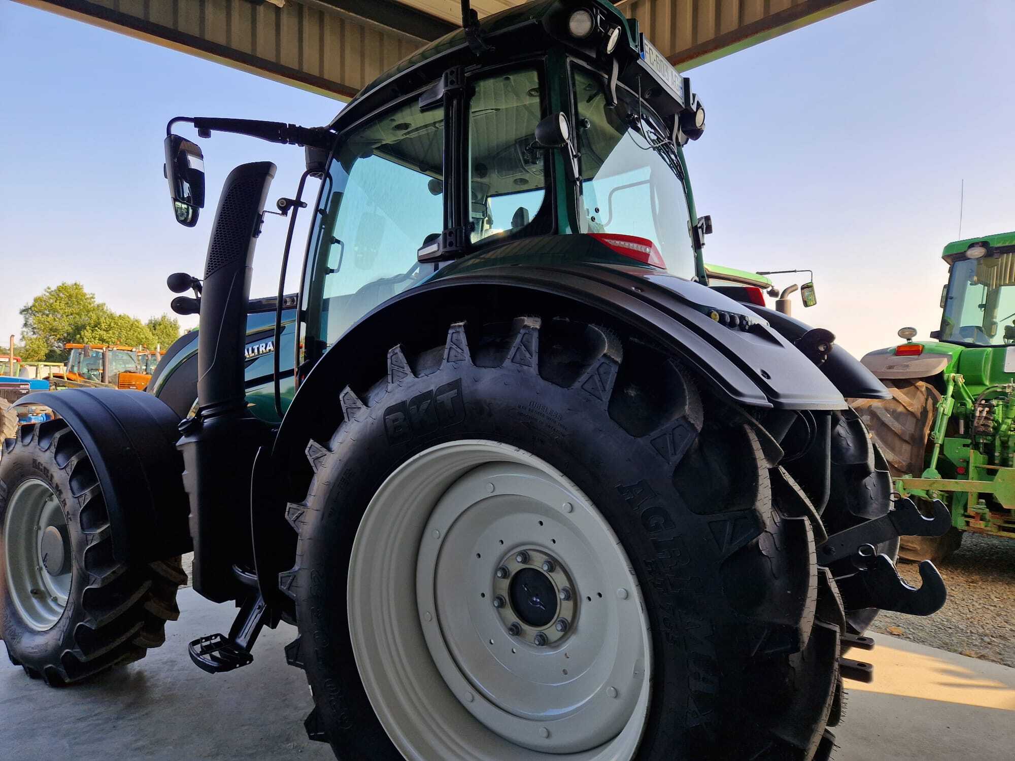 VALTRA T214 VERSU