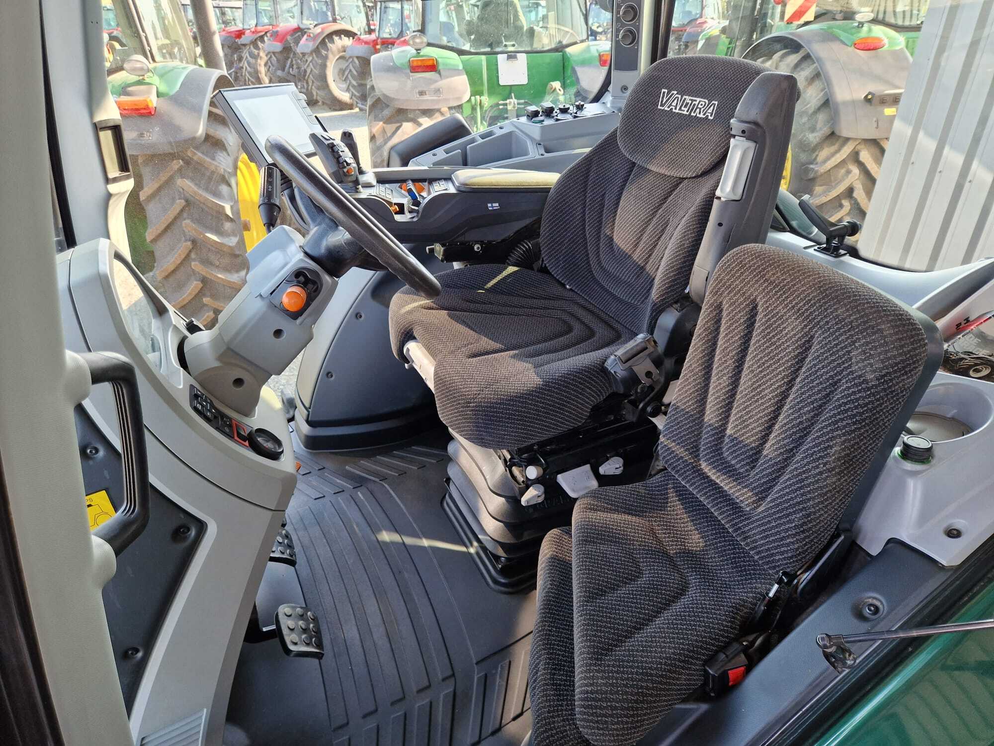 VALTRA T214 VERSU